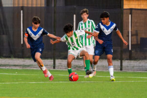 Jugadores de ambas academias disputando el balón en el complejo Betis Academy Chile.